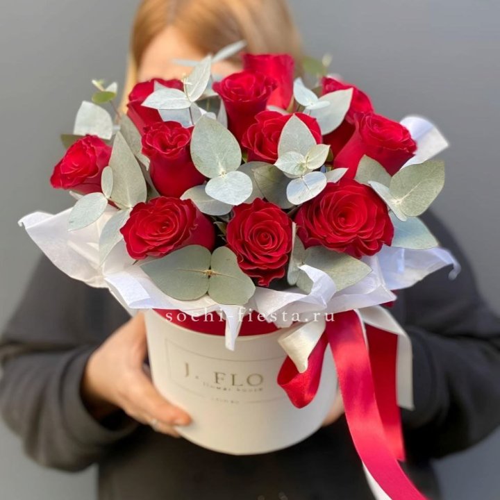 11 роз в шляпной коробке в Ульяновске