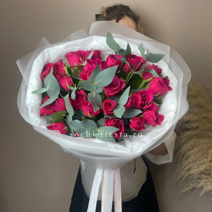 25 малиновых роз с эвкалиптом в Ульяновске
