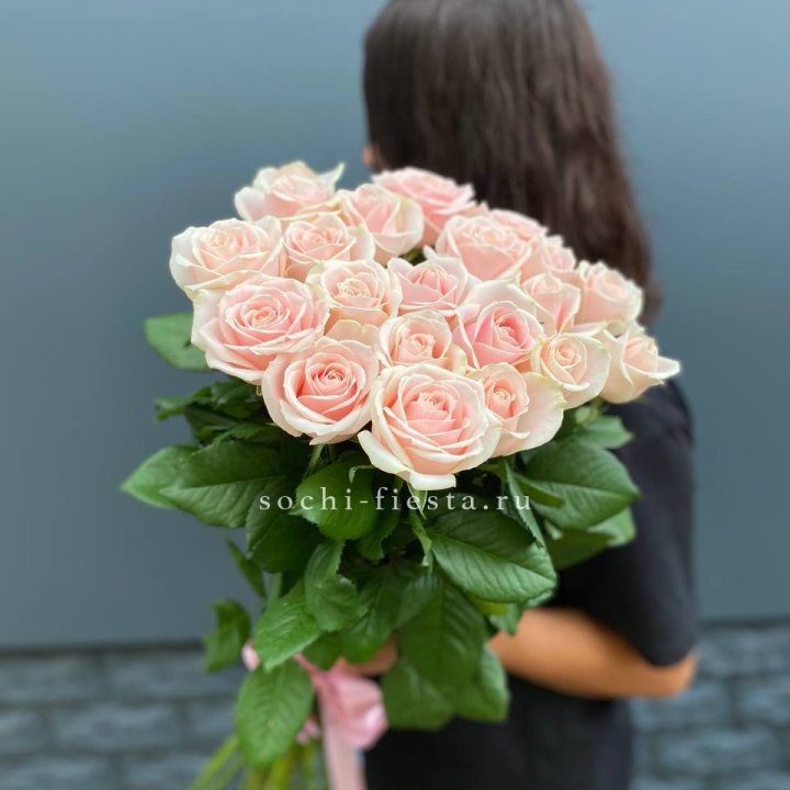 Высокие розовые розы в Ульяновске