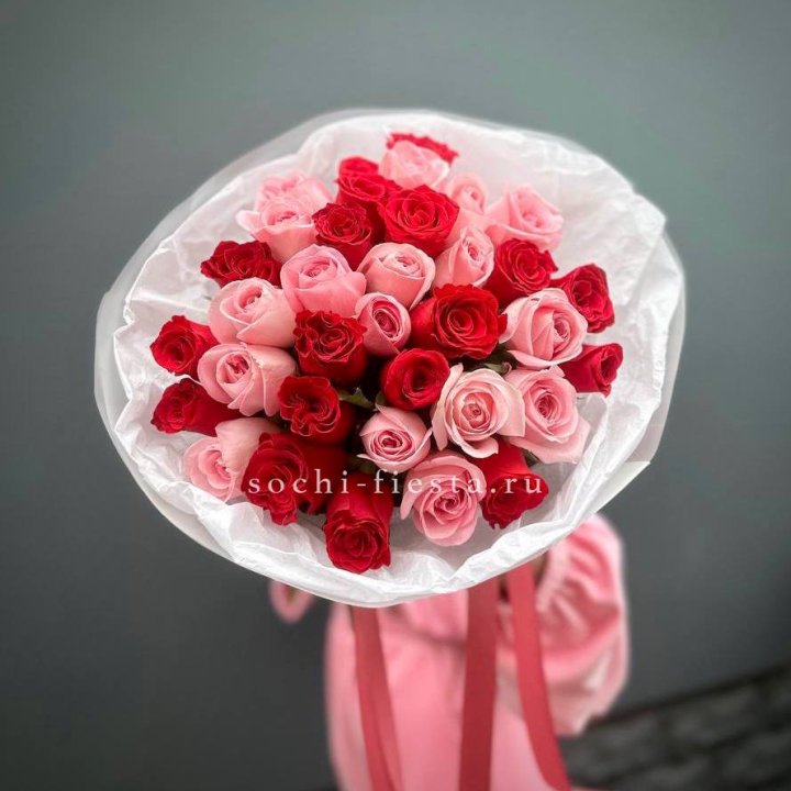 Букет красных и розовых 35 роз в Ульяновске