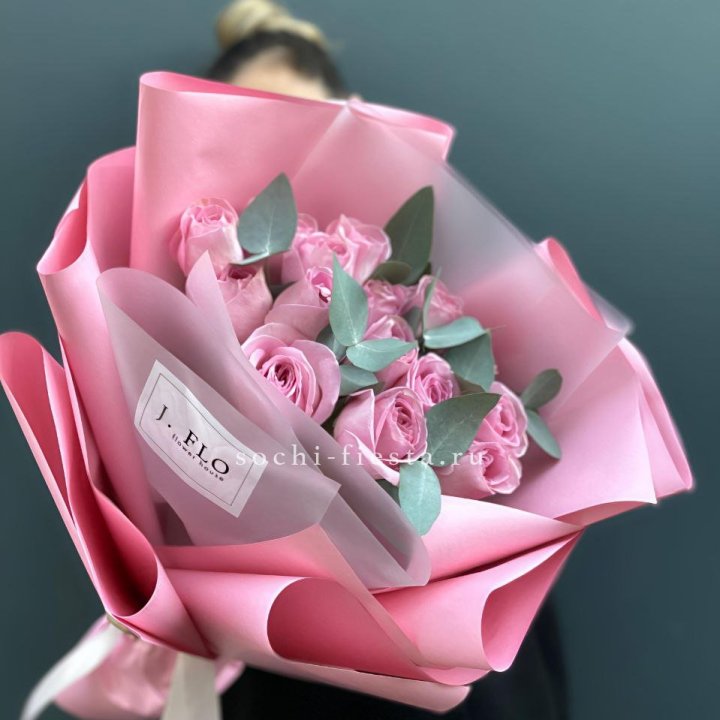 15 Розовых роз с эвкалиптом в Ульяновске