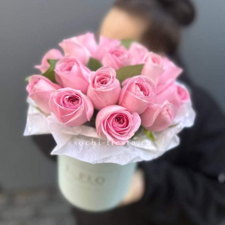 17 розовых роз в цилиндре в Ульяновске