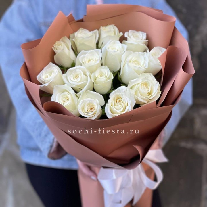 15 белых роз сиена в Ульяновске