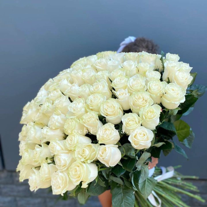 101 белая высокая роза в Ульяновске