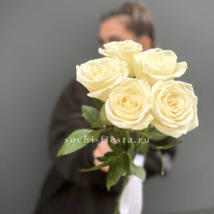 Букет 5 белых роз  в Ульяновске