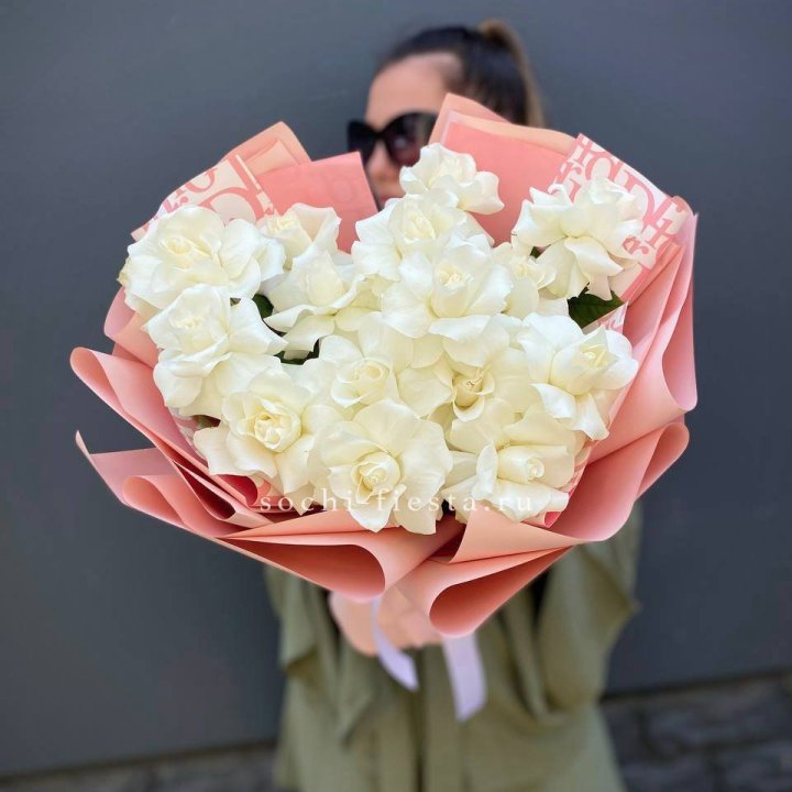 Белые розы "Аморе" в Ульяновске