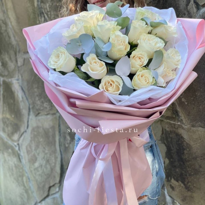 Белые розы в авторском оформлении в Ульяновске