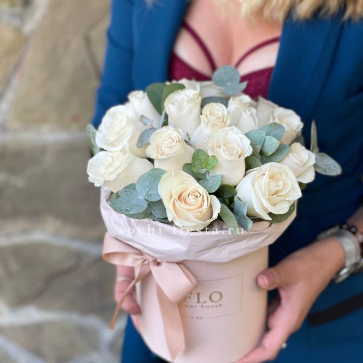 Цилиндр из белых роз в Ульяновске