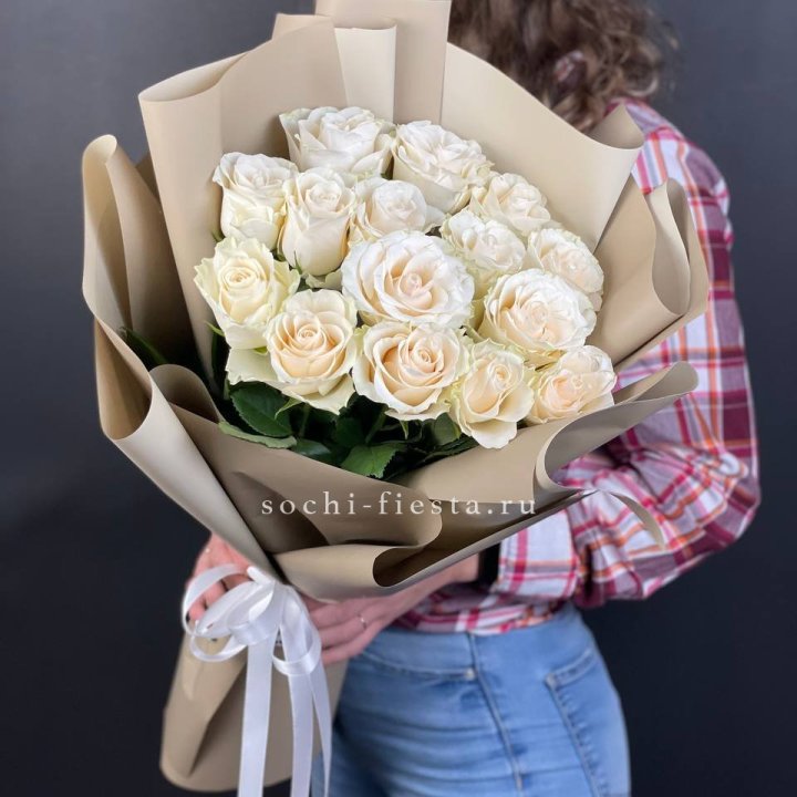15 белых роз кофе в Ульяновске