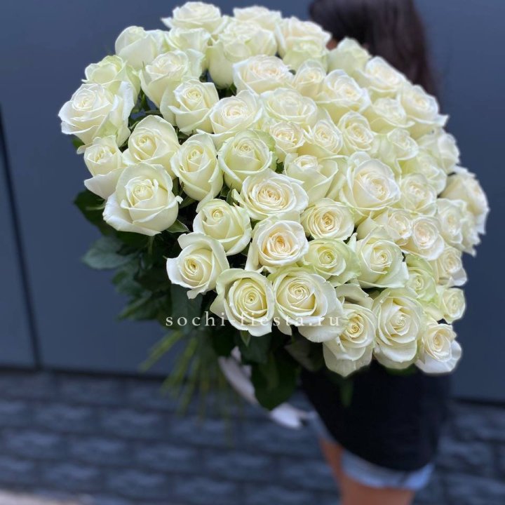 51 белоснежная высокая роза в Ульяновске