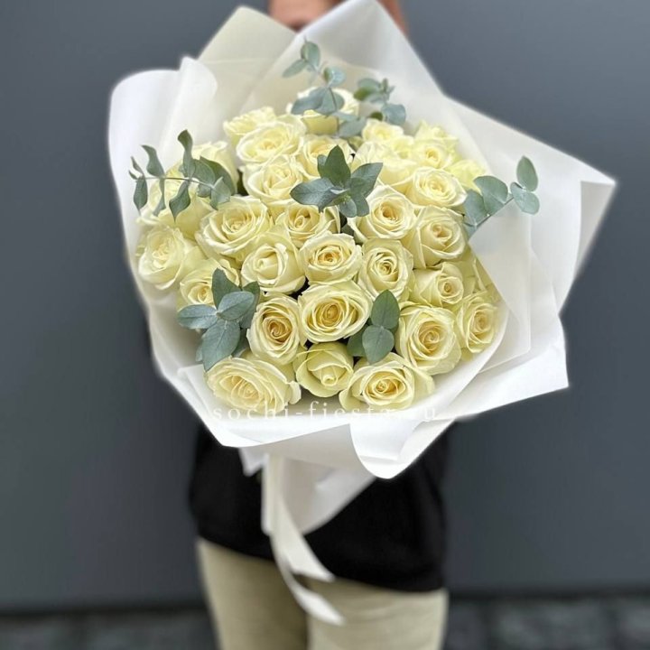 31 белая роза с эвкалиптом в Ульяновске