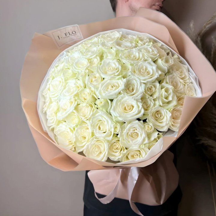 51 белая  роза в оформлении в Ульяновске