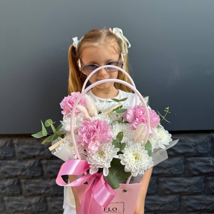 Сумочка из стойких хризантем и диантуса в Ульяновске