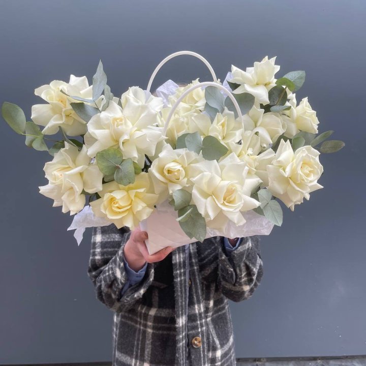 15 белых роз в сумочке в Ульяновске