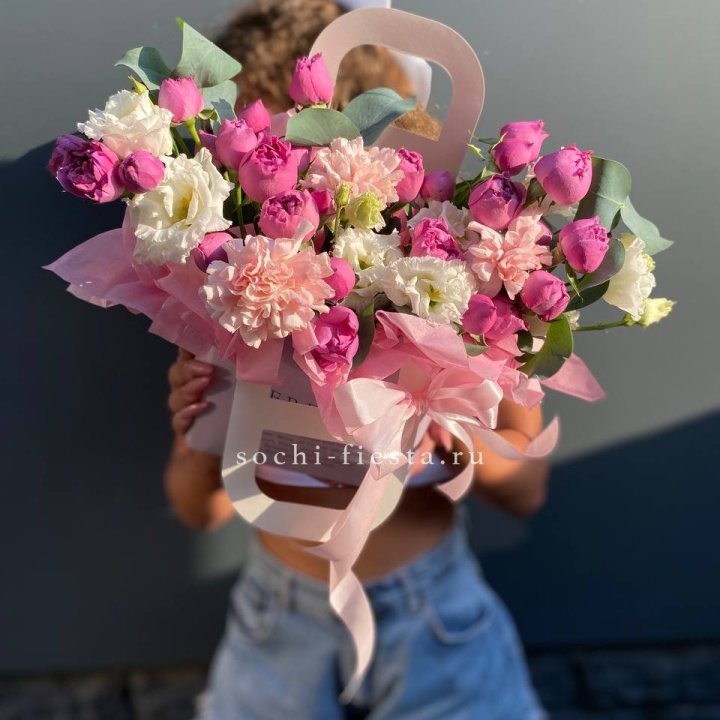 Сумочка с кустовой розой и диантусами в Ульяновске