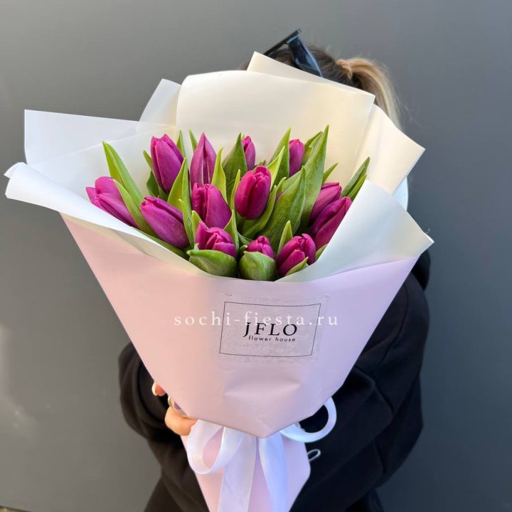 15 пурпурных тюльпанов в Ульяновске