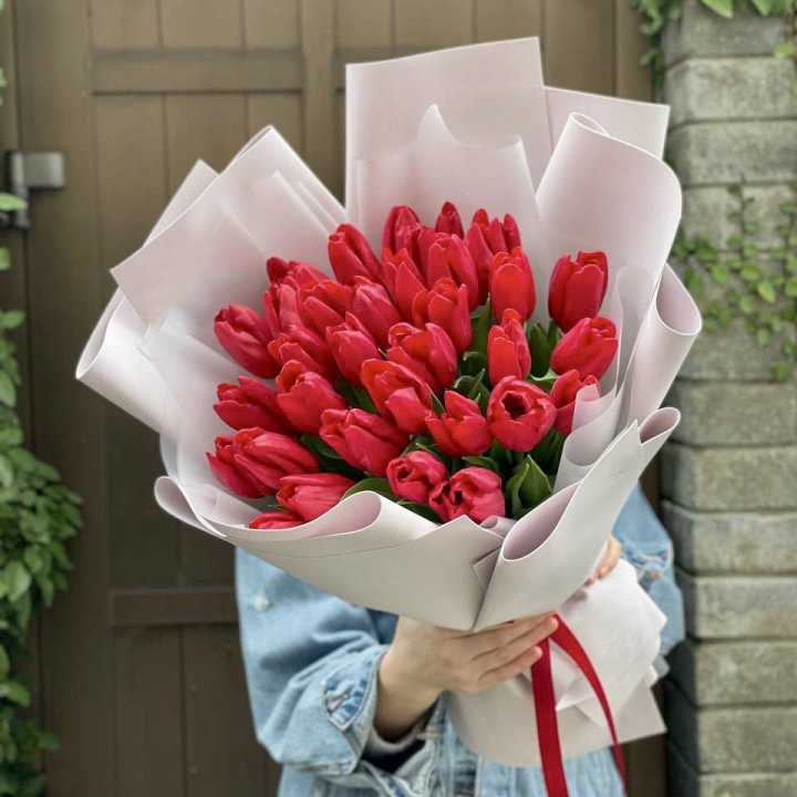 35 красных тюльпанов в Ульяновске
